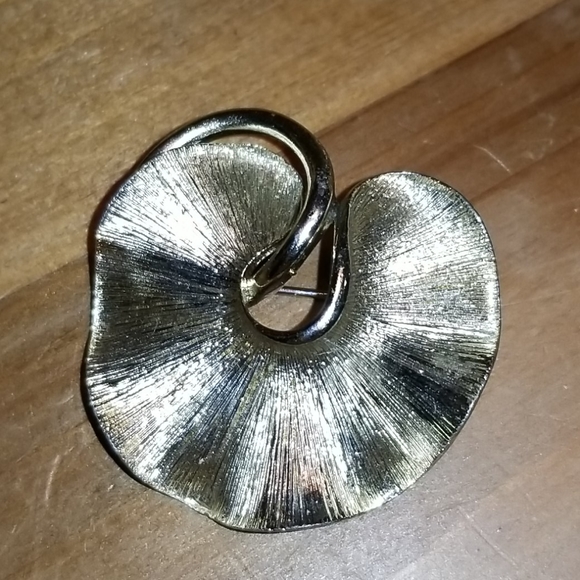Lisner Silvertone Abstract Apple Brooch - Picture 2 of 7